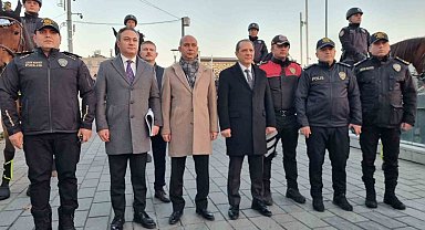 İstanbul İl Emniyet Müdürü Yıldız, Taksim Meydanı'nda görevli polis ekiplerini ziyaret etti