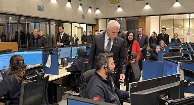 İstanbul Valisi Davut Gül, 112 Acil Çağrı Merkezi'nde çalışanların yeni yılını kutladı