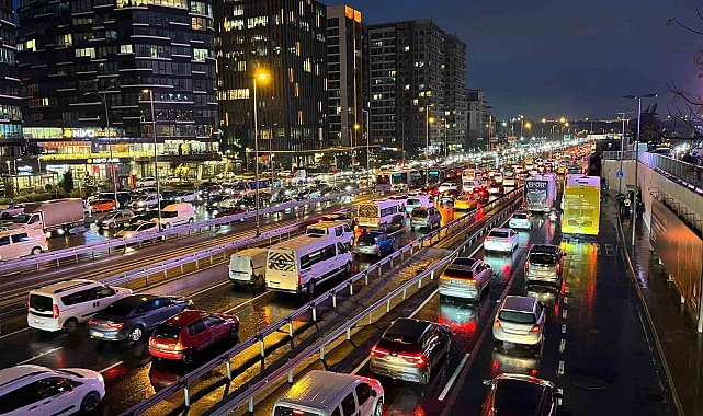 İstanbul'da mesainin son gününde trafik yüzde 90 oldu