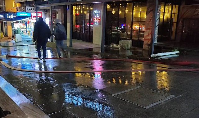 İstanbul'da sağanak yağış etkili oldu, su baskınları meydana geldi