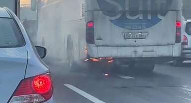 İstanbul'da yolcu otobüsünün alev almaya başladığı anlar kameraya yansıdı