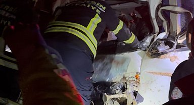 İtfaiye ekipleri zamanla yarıştı, sıkışan sürücü böyle kurtarıldı