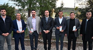 İzmir Bornova'da muhtarlardan Başkan Eşki'ye teşekkür plaketi