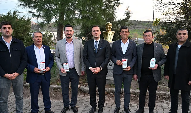 İzmir Bornova'da muhtarlardan Başkan Eşki'ye teşekkür plaketi
