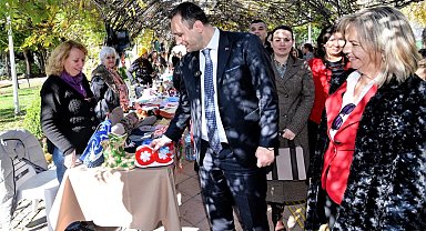 İzmir Bornova'da yılbaşı ruhu el emeği ürünlerle canlanıyor