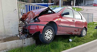 İzmir'de otomobil üst geçide çarptı: 1 ölü, 1 yaralı