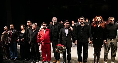 İzmir'de "Çok Tuhaf Soruşturma" oyununun prömiyeri yapıldı