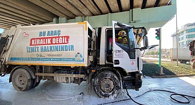 İzmit Belediyesi'nin çöp kamyonunda yangın çıktı