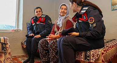 Jandarma personeli şehit ailesi ve yaşlı vatandaş ziyaret etti