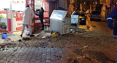 Kadıköy'de kanalizasyon borusu patladı... Fışkıran suyun metrelerce yükseldiği anlar kamerada