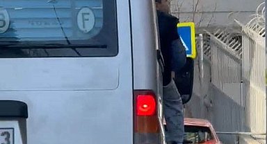 Kağıthane'de küçük çocuğun tehlikeli yolculuğu yürekleri ağızlara getirdi