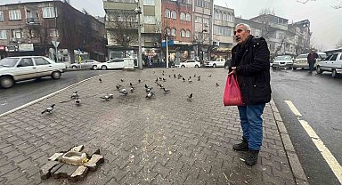 Kahramanmaraşlı esnaf depremde hasar alan cami önündeki güvercinleri her gün yemliyor