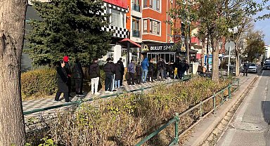 Kahvaltıya sıcak simit almak isteyen vatandaşlar kuyruk oluşturdu