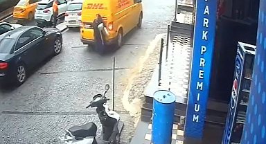 Kaldırımda geri manevra yapan ticari araç yayaya çarptı, o anlar kameraya yansıdı