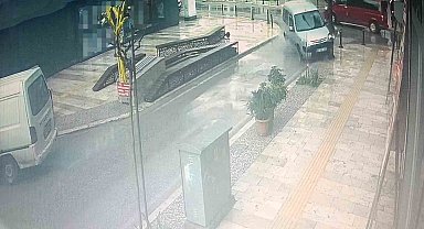 Kamyonet hafif ticari araca, hafif ticari araç direğe çarptı