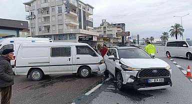Kamyonet ile otomobil çarpıştı: 1 yaralı
