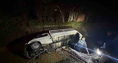 Kamyonet kanala uçtu, sürücü kayıplara karıştı