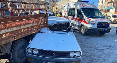 Kamyonete arkadan çarpan otomobilin sürücüsü yaralandı