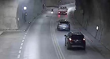 Kamyonetten uçan levha motosikletliyi yere serdi: O anlar kamerada