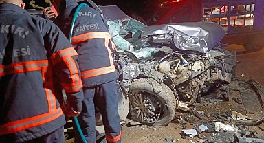 Kamyonla çarpışan otomobil hurdaya döndü: 1 ölü, 2 yaralı