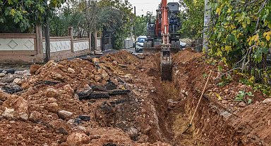 Kanal Mahallesi'nde Büyükşehir içme suyunu, Kepez asfaltı yeniliyor