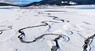 Kar altındaki Çamlıdere Benli Yaylası ve mendereslerden masalsı kareler dron ile görüntülendi