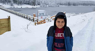 Kar altındaki tabiat parkında hem üşüdü hem çevrenin güzelliğini anlattı