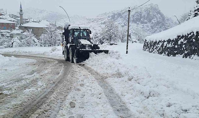 Kar kalınlığının yarım metreyi bulduğu bölgelerde mücadele sürüyor