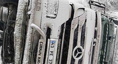 Kar yağışı sebebiyle yoldan çıkan tır devrildi: 2 yaralı