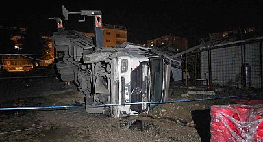 Karabük'te devrilen vincin operatörü yaralandı