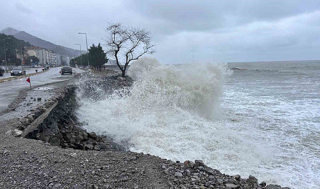 Karadeniz'deki dev dalgalar, sahil yoluna zarar verdi