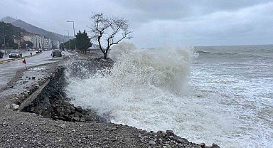 Karadeniz'deki dev dalgalar, sahil yoluna zarar verdi