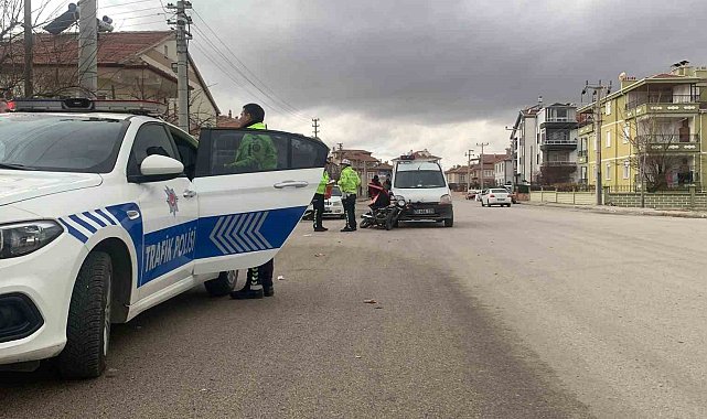 Karaman'da hafif ticari araçla çarpışan motokurye yaralandı