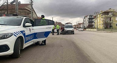 Karaman'da hafif ticari araçla çarpışan motokurye yaralandı