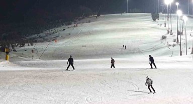 Karanlıkta beyaz yolculuk: Yıldız Dağı Kayak Merkezi'nde gece kayağı keyfi