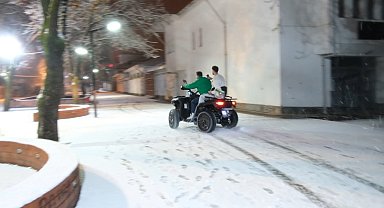 Karın keyfini ATV ile drift yaparak çıkardılar