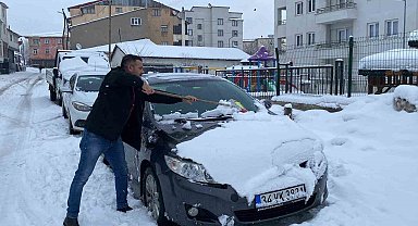 Karlıova'da kar esareti: Belediye ekipleri kar birikintilerini kamyonlarla taşıyor