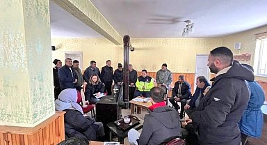 Kars'ta Jandarma, tarım aletleri için güvenlik işaretleri konusunda bilgilendirme yaptı