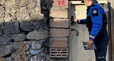 Kars'ta polis karbonmonoksit zehirlenmelerine karşı broşür dağıtarak uyardı