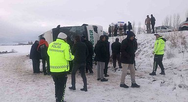 Kars'ta yolcu otobüsü devrildi: 23 yaralı
