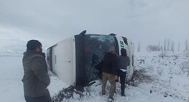 Kars'ta yolcu otobüsü devrildi: Çok sayıda yaralı var