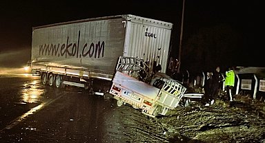 Karşı şeride geçen tır kamyoneti ezdi: 1 ölü, 1 yaralı