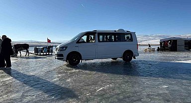 Karslı sürücü Çıldır Gölü üzerine 2 tonluk araçla çıktı