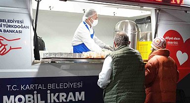 Kartal Belediyesi'nden soğuk kış sabahlarında içleri ısıtan ikram