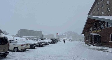 Kartalkaya'da kar yağışı etkili oluyor
