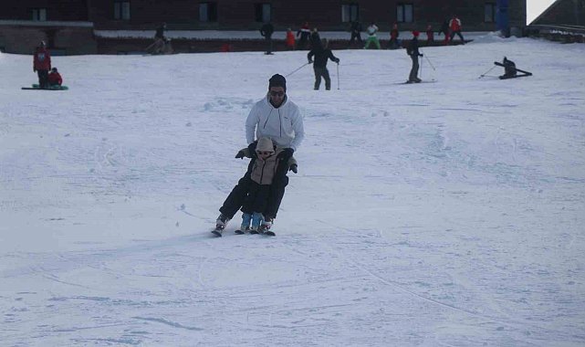 Kartalkaya'da kayak sezonu erken açıldı: Pistlerde 1 metre kar