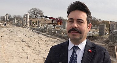 Kastabala Antik Kenti'nde depremde yıkılan sütunlar yeniden ayağa kaldırılıyor