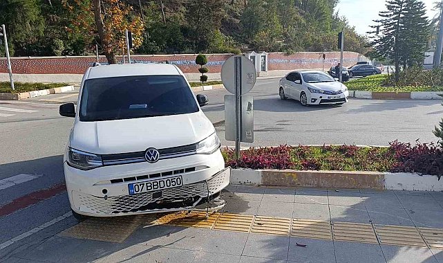 Kavşak sisteminde araçlar çarpıştı, şans eseri yaralanan olmadı