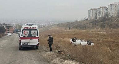 Kayganlaşan yolda kontrolden çıkan otomobil şarampole yuvarlandı