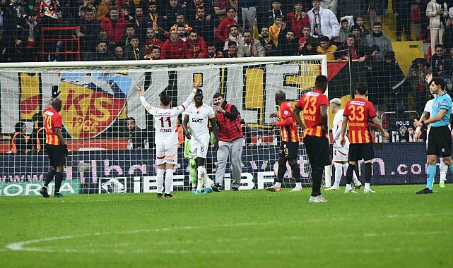 Kayserispor - Galatasaray maçında taraftar sahaya girdi